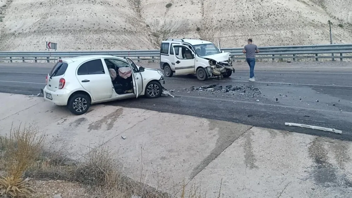 Sivas’ta iki araç kafa kafaya çarpıştı: 4 yaralı