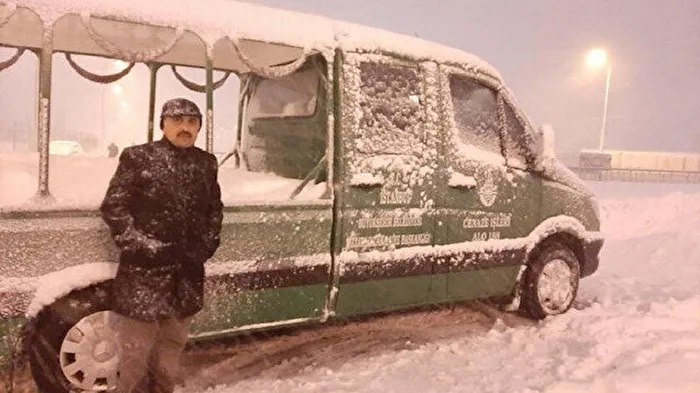 Son dakika: İstanbul’daki kar rezaletinden bir skandal görüntü daha! İBB cenazeyi yolda bıraktı