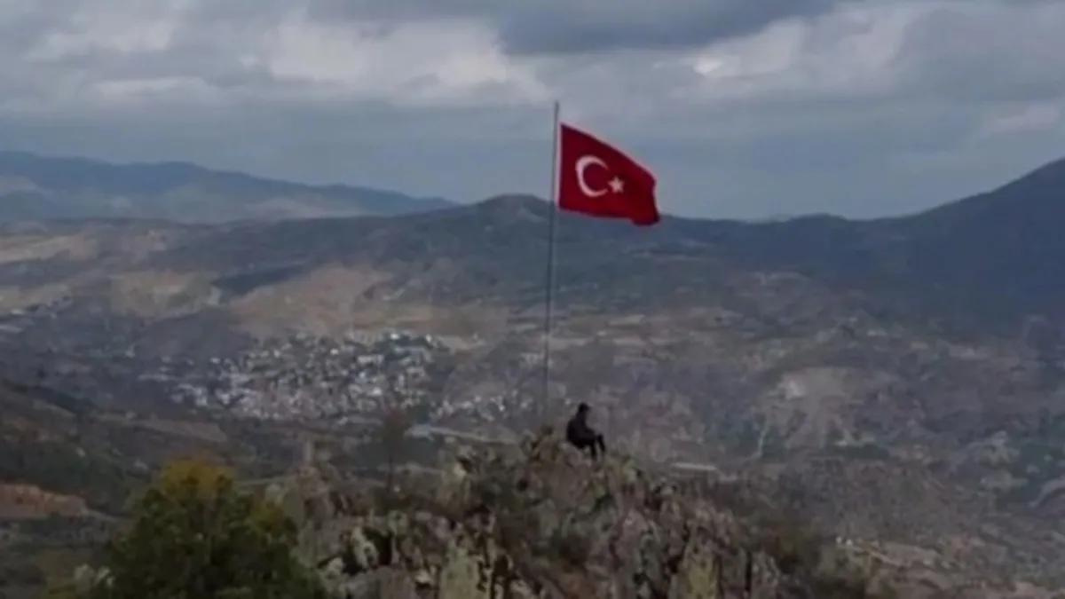 Çorumlu genç Cumhuriyet Bayramı'nda 1100 metre rakımlı tepeye Türk bayrağı dikti