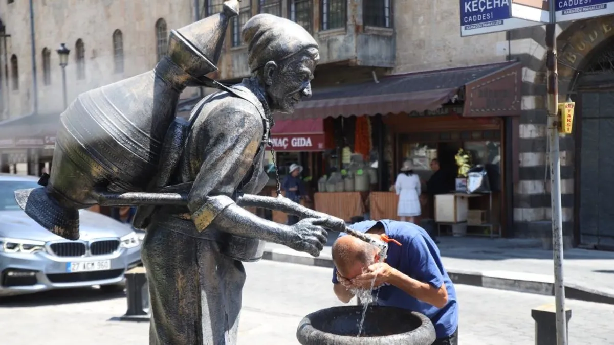 Gaziantep'te sıcaktan bunalan vatandaşlar çeşmelere akın etti