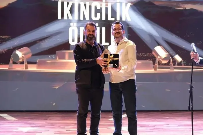 altin-baklava-film-akademisi-ix-uluslararasi-ogrenci-film-festivalinde-oduller-sahiplerini-buldu-1734082402149.jpeg Festivalde 4 kategoride 19 filme ödül verildi (A Haber arşiv)