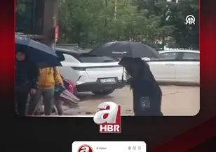 ÖĞRENCİLERİ KUCAKLADI KARŞIYA GEÇİRDİ