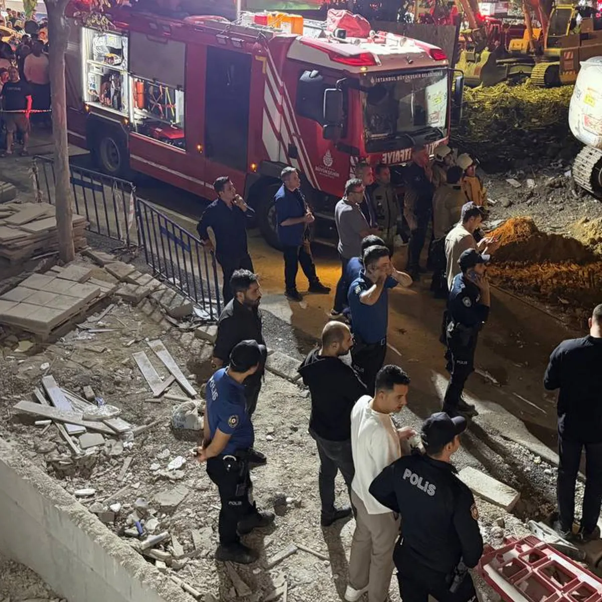 Küçükçekmece'de kentsel dönüşüm bloğu çöktü