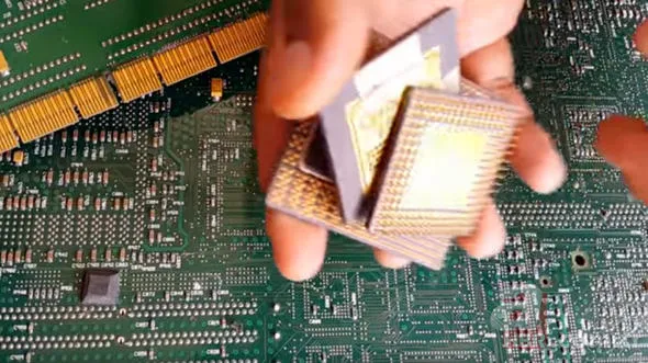 Bilgisayar parçalarından altın çıkardı! Görenler şaşkın... 7