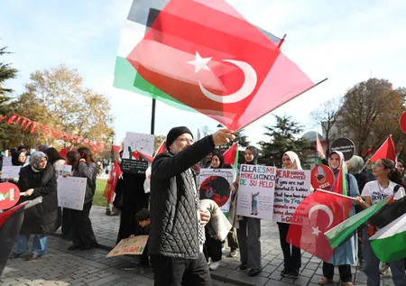 Yağmura rağmen bir aradalar! İstanbul'da kadınların Filistin'e destek için başlattığı oturma eylemi 13. gününde! 