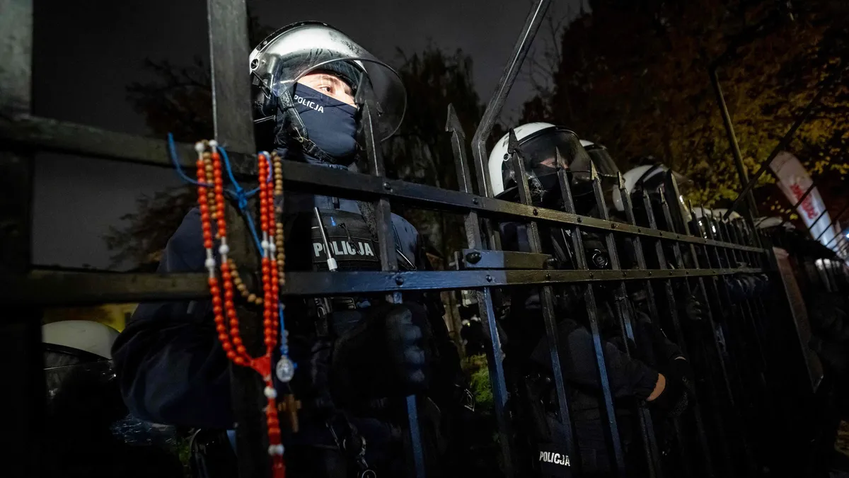CANLI Polonya’da büyük kriz! Başbakan Tusk’tan Anayasa Mahkemesi’ne polis baskını