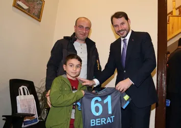 Bakan Berat Albayrak kalp hastası küçük Berat'ın yardımına koştu