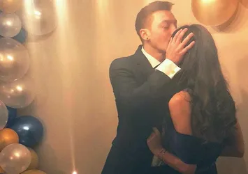 Mesut Özil nişanlandı