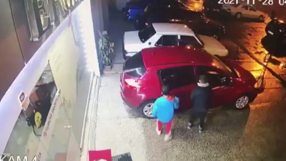3 çocuğun çalıp İstanbul'a gittiği otomobil tekrar Ordu'ya getirildi! Galericinin ailelerden tek isteği var