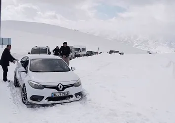 Muş'ta ekili olan tipi 80 yolcunun mahsur kalmasına neden oldu!