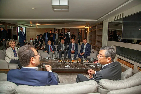 1699274058136.jpg Özgür Özel'e ilk havuç Ekrem İmamoğlu'ndan! Seçimleri kazanmasının ardından ziyaret: Aramızda kardeş ilişkisi var - 9