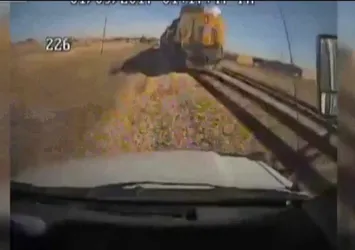 Sürücü bayıldı, otobüs trene çarptı