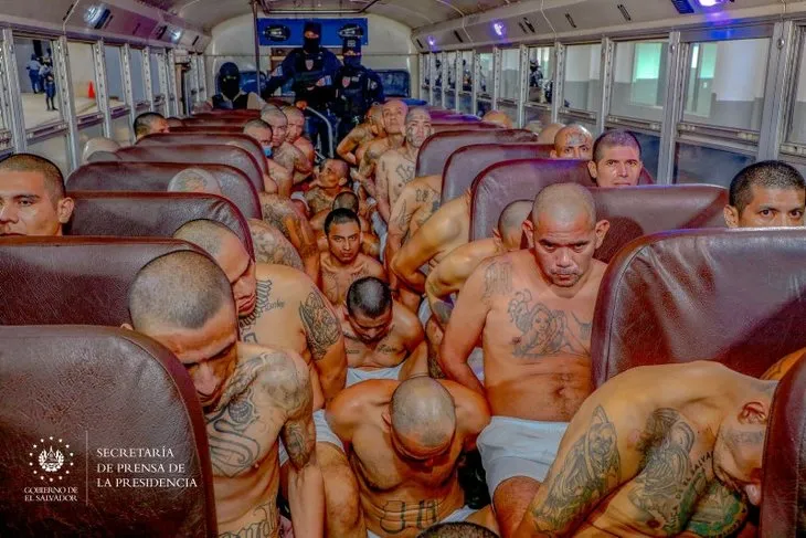 El Salvador’un mega hapishanesi dünya gündeminde! Yastık yorgan bile verilmedi