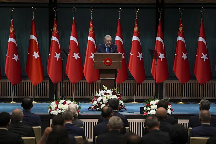 baskan-erdogandan-ozgur-ozele-deprem-tepkisi-istanbulun-yolunu-5-gun-sonra-hatirladi-1745863142846.jpg Başkan Erdoğan, Kabine Toplantısı'nın ardından açıklamalarda bulundu | Fotoğraf: AA