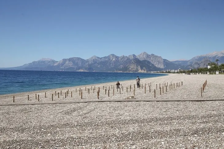 Antalya’da plajlar hazırlanıyor! İşte sosyal mesafeli yeni düzen…