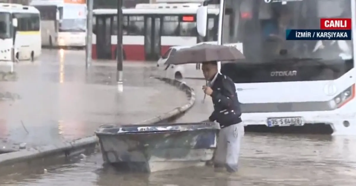 İzmir'de araçlar sel ortasında kaldı