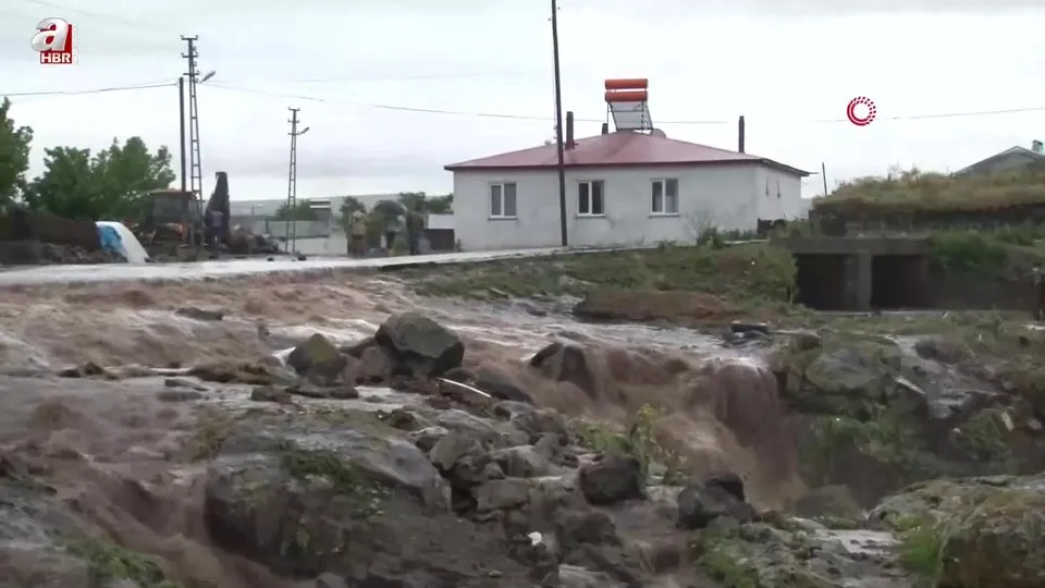Kars’ta sağanak yağış sele dönüştü: Evler sular altında kaldı