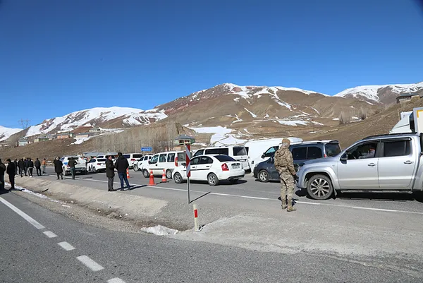 Van-Hakkari kara yolunda çığ tehlikesi! Ekipler gerekli kontrolleri yaptı - 7