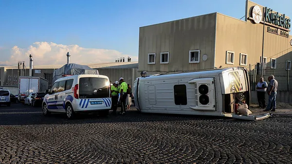 Bursa'da servis aracı devrildi: 8 kişi yaralandı - 2