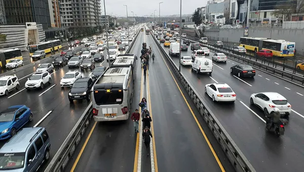 İstanbul Şirinevler’de metrobüs arızası! Uzun kuyruklar oluştu...