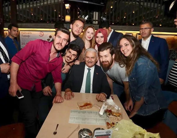 Binali Yıldırım sahurda vatandaşlarla bir araya geldi