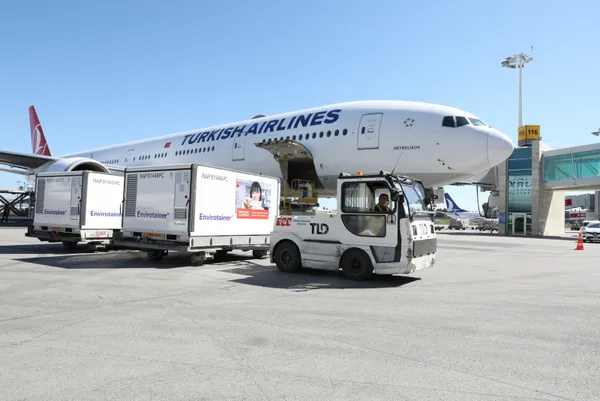 Son dakika: Sağlık Bakanlığı duyurdu! SinoVac aşısını taşıyan uçak Esenboğa Havalimanı’na indi