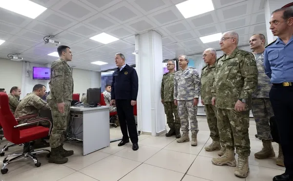 Son dakika: Milli Savunma Bakanı Hulusi Akar ve komuta kademesi Suriye sınırında