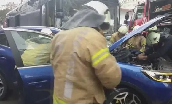 iett-kazalari-bitmek-bilmiyor-kadikoyde-otobus-carpan-surucu-yaralandi-1645792841601.jpg İETT kazaları bitmek bilmiyor! Kadıköy’de otobüs çarpan sürücü yaralandı - 2