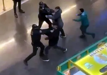 AVM'yi birbirine kattılar! Ortalık savaş alanına döndü: Yumruklar ve tekmeler havada uçuştu