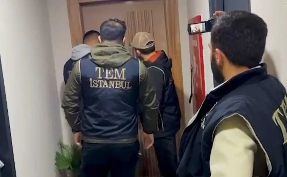 izmirde-forza-ve-yali-gruplarina-operasyon-1787295512042.jpeg İzmir’de ‘Forza’ ve ‘Yalı’ taraftar gruplarına operasyon! - 1