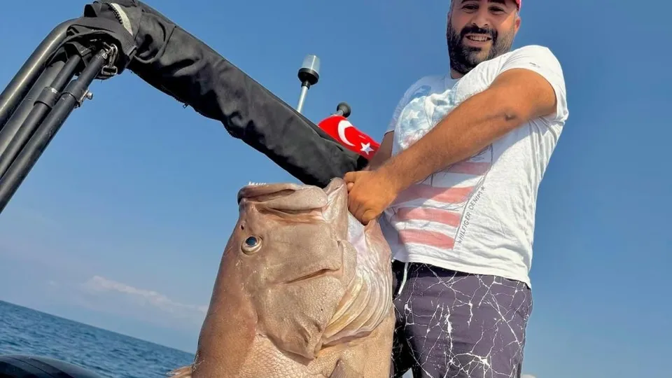 Oltayla tuttuğu 1 buçuk metrelik devasa büyüklükteki balığı görünce gözlerine inanamadı