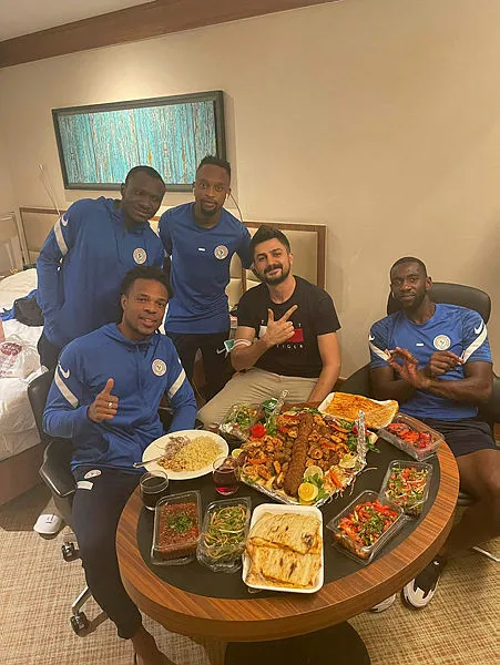 Çaykur Rizespor oyuncularından kebap ziyafeti verdi! Lebogang Phiri’nin şalgam suyu içerken verdiği tepki güldürdü - 2
