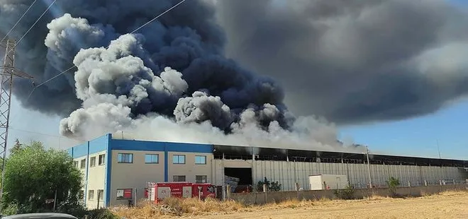 İzmir’de yatak fabrikasında başlayan yangın 2 işletmeye sıçradı