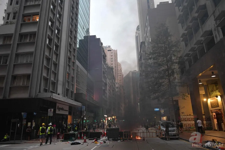 Hong Kong'dan dehşete düşüren kareler! Protestolar devam ediyor 13