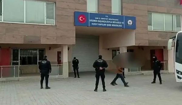 vanda-gocmen-kacakcilarina-operasyon-104-supheli-yakalandi-1678084361256.jpg Van'da göçmen kaçakçılarına operasyon! 104 şüpheli yakalandı - 1