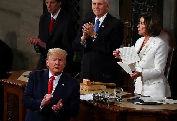 ABD’de gergin anlar: Trump, Pelosi’nin elini sıkmadı! Pelosi de konuşma metnini yırttı
