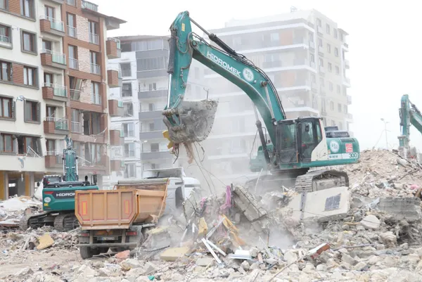 1680949898714.jpg Deprem felaketi sonrası Hatay! Enkaz kaldırma çalışmaları sürüyor: Kamyonlarının yoğunluğu havadan görüntülendi - 4