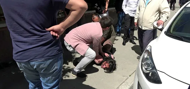 Erzurum'da annesini döven gence meydan dayağı - 1