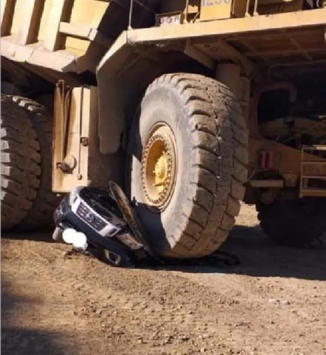 Kütahya’da maden sahasında dev iş makinesi arabayı kağıt gibi ezdi - 2