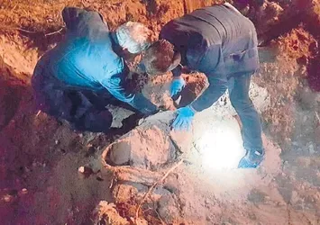 Cesedin yerini değiştirirken yakalandı