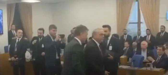 chpli-vekilden-chpli-isimlere-protesto-halk-tv-bana-sabikali-diyor-susuyorsunuz-1763993143080.jpg CHP'li vekilden CHP'li isimlere protesto: Halk TV bana sabıkalı diyor susuyorsunuz - 1