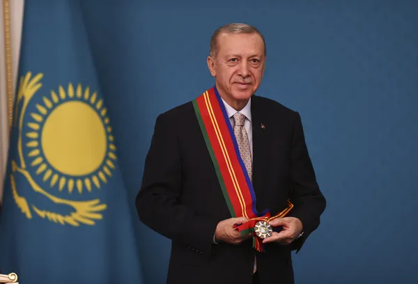 son-dakika-baskan-erdogan-kazakistan-donusu-basin-mensuplarinin-sorularini-yanitladi-1665735794693.jpg Son dakika: Başkan Erdoğan, Kazakistan dönüşü basın mensuplarının sorularını yanıtladı - 4