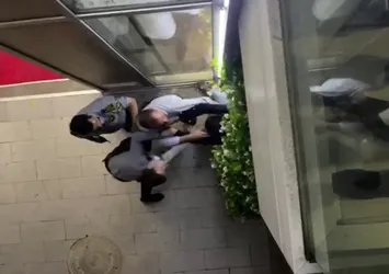 Özel güvenlik görevlileri nöbetten dönen doktora saldırdı! Coplu saldırı kamerada