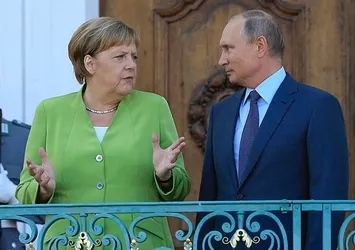 Putin ve Merkel'den Libya görüşmesi