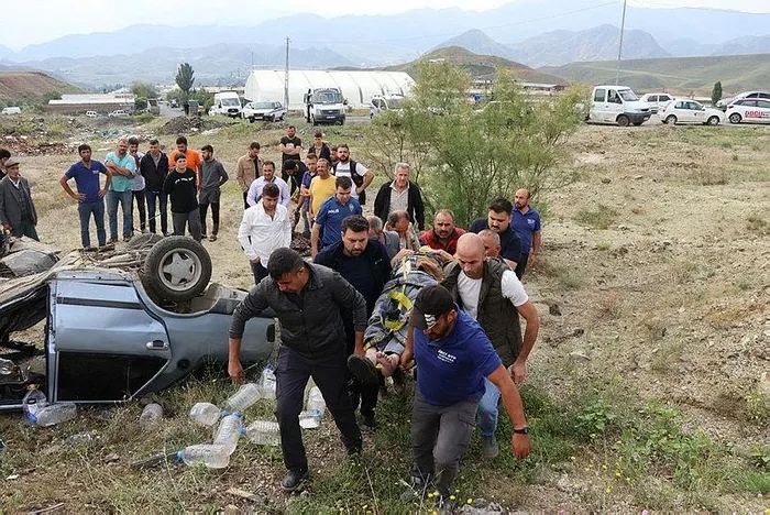 1721118580663.jpeg Erzurum'da korkunç kaza! Asfalt yüklü mıcırla otomobil çarpıştı: 3 yaralı - 1