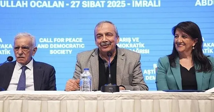 adim-adim-terorsuz-turkiye-hedefine-baskan-erdogan-iftar-oncesi-dem-partili-onder-ile-tokalasip-sohbet-etti-1741889063933.jpeg (Foto: AA)