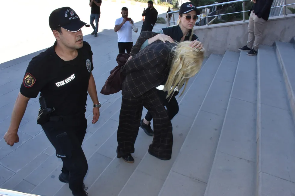 milyonluk-dugun-sorusturmasinda-cember-daraldi-vanli-kara-haydarin-esi-cagla-ozun-kacis-anina-atv-haber-ulasti-1789490109386.jpg Milyonluk düğün soruşturmasında çember daraldı! "Vanlı Kara Haydar"ın eşi Çağla Öz'ün kaçış anına ATV Haber ulaştı - 1