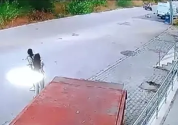 Motosiklet ATV'ye çarptı kaza kamerada