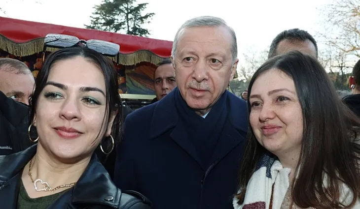 Başkan Erdoğan İstanbul’da! Sultanhahmet’te vatandaşların kandilini kutladı