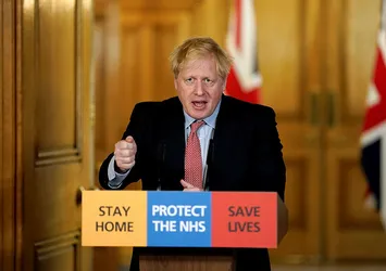 Koronavirüs İngiltere Başbakanı Johnson'ı derinden etkiledi! 'Şahin'den 'güvercin'e döndü